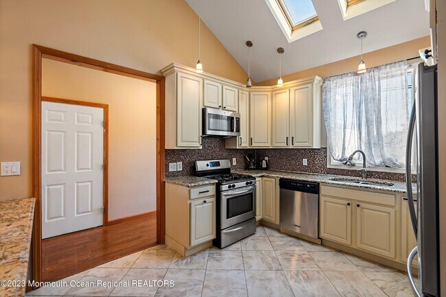 Building Photo - 18 Halsey Dr