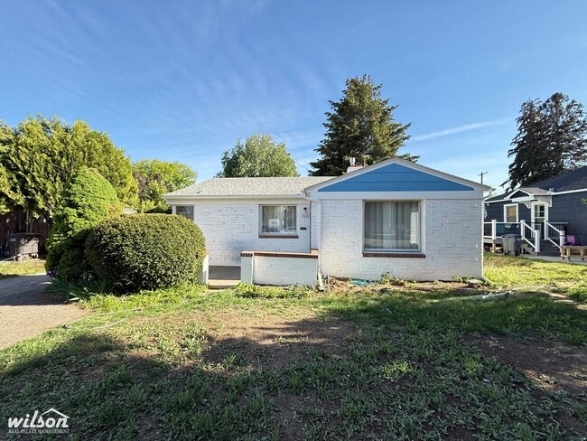 Building Photo - West Yakima 3-Bedroom Home with Spacious Living Areas