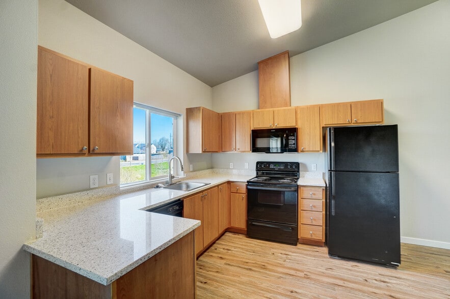 Building Photo - Legacy Oaks Apartments