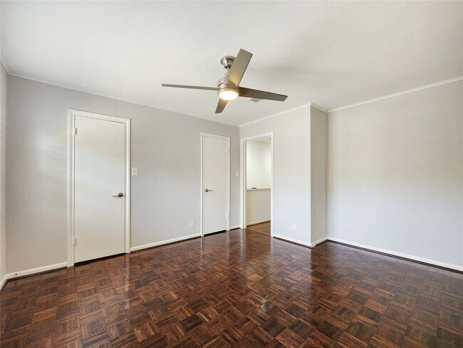 Building Photo - 6340 Chevy Chase Dr
