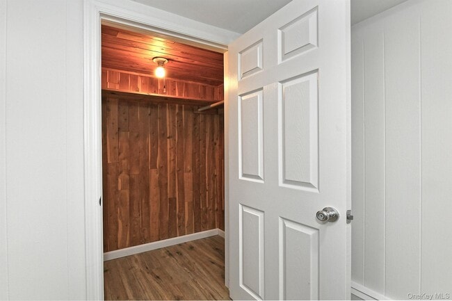 Building Photo - 110 Dix Hills Rd