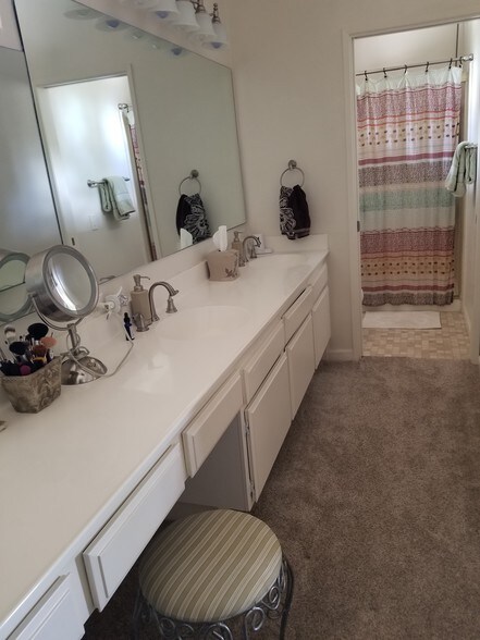 Master bathroom - 8830 Via Andar