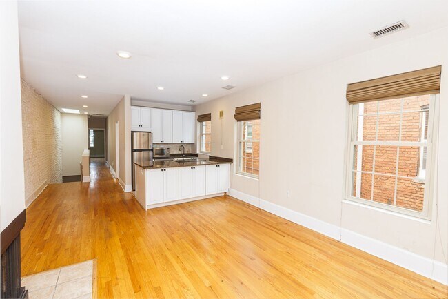 Building Photo - Large Sunny Dupont Two-Bed Condo Rental with Parking!