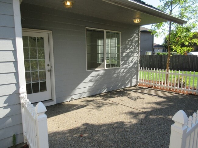 Building Photo - Large Four Bedroom Home in West Salem