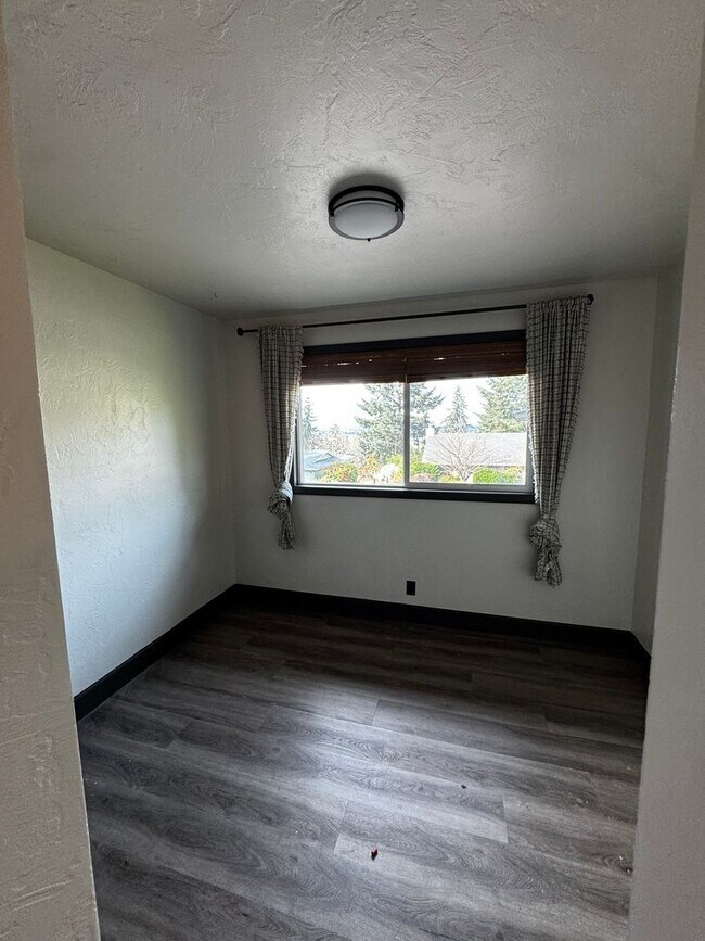 Building Photo - Spacious 3 Bedroom Home in South Eugene – Churchill Area