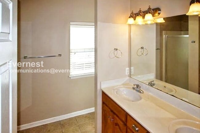 Building Photo - 3 Bed/2 Bath Home with Garage / Pet-Friend...