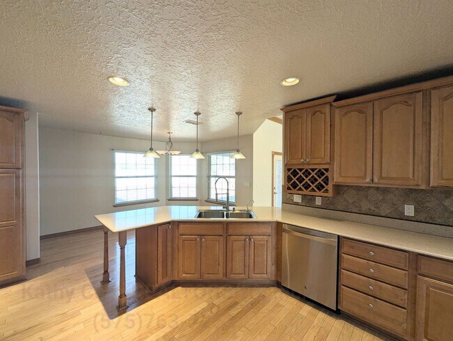 Building Photo - Luxurious Relaxation in Raintree