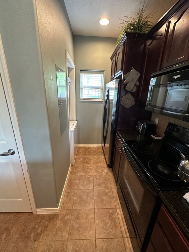 Building Photo - Furnished 2 Bedroom 2 Bath Executive Apart...