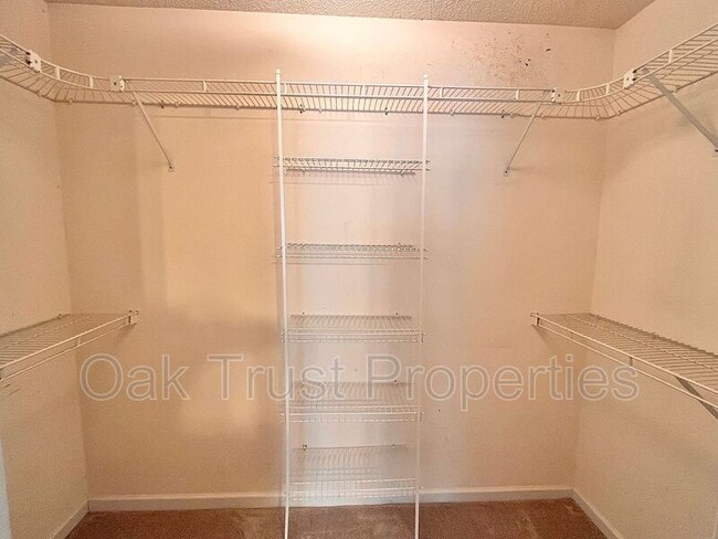 Building Photo - 144 Paddock Way