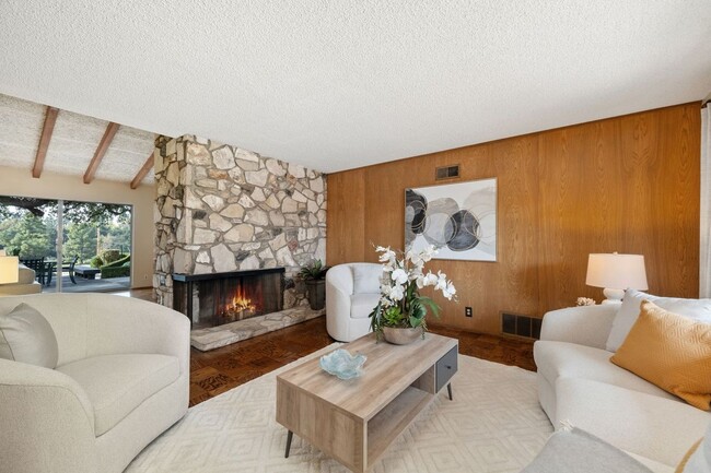 Building Photo - Mid-Century modern 3bd 2ba home located in...