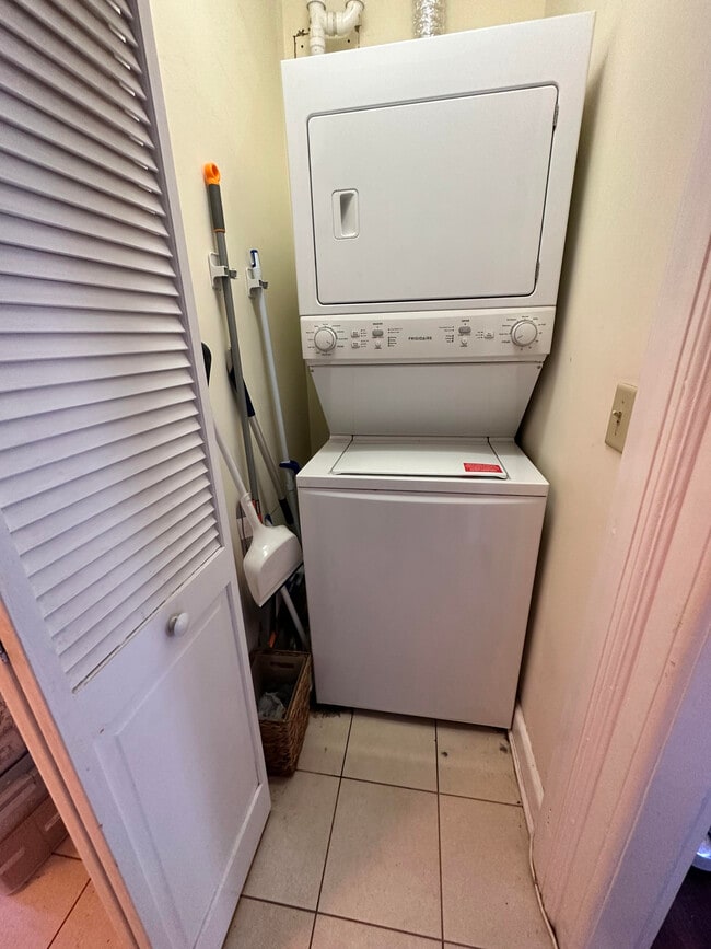 Building Photo - 2975 Whitney Ave