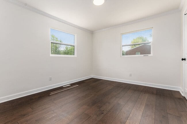 Building Photo - London Property