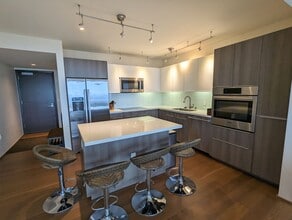 Building Photo - Fully Furnished Luxury Kakaako Living at Symphony 2 Bed, 2 Bath, 2 Parking