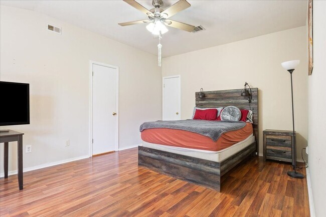 Building Photo - Charming 3/BR 2/BA One-Level Home in Round...