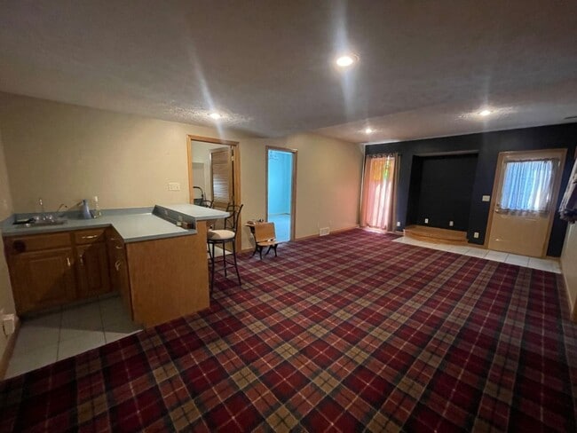 Building Photo - Home For Rent Bellevue.