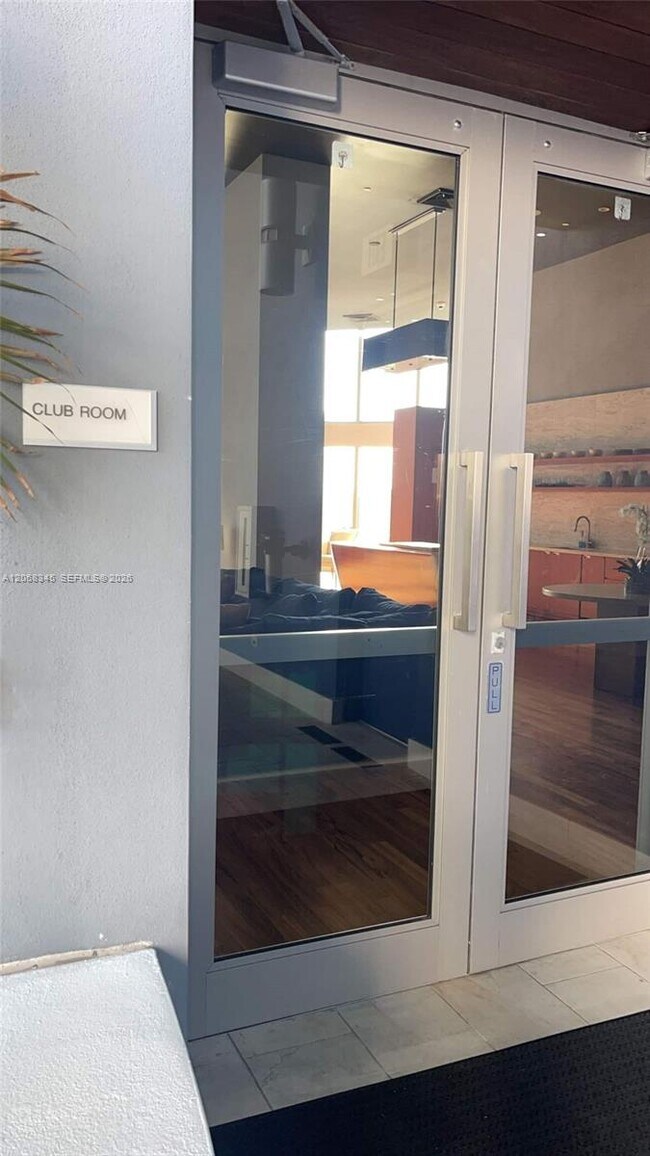 Building Photo - 1300 Brickell Bay Dr