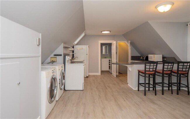 Building Photo - 438 Wolcott Ave