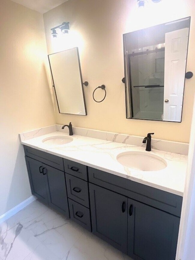 Building Photo - Gorgeous home with boat slip and water views