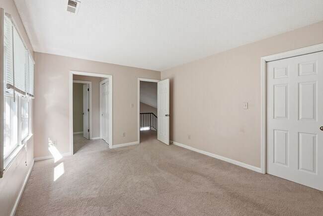 Building Photo - 10 Clover Dr