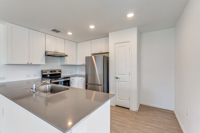 Building Photo - 4-BEDROOM HOME IN MISSION DEL LAGO