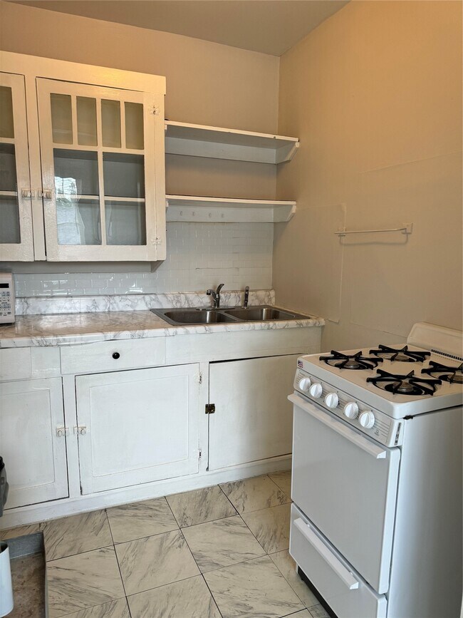 Building Photo - 903 Oakhurst St