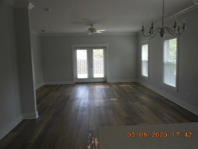 Building Photo - 120 Crane Dr