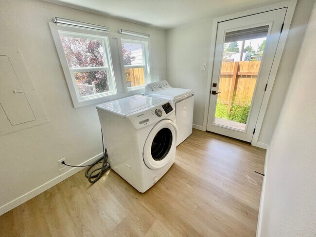 Building Photo - 5-Bedroom, 2 Bathroom Home with In-Unit Wa...