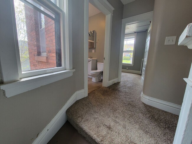 Building Photo - 623-625 N 10th Ave E