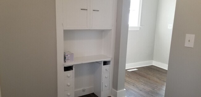 Building Photo - CLOSE TO RIVERSIDE PARK!  3br 1bath bungalow, fully remodeled with all new plank flooring, includ...