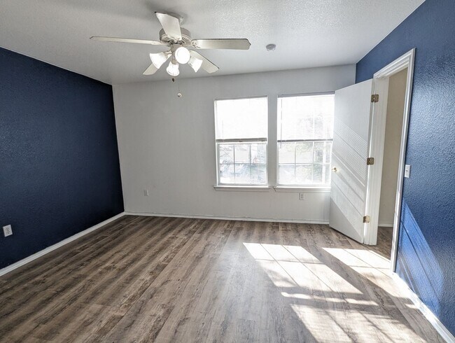 Building Photo - 3 Bed / 2 Bath Home with Private Backyard