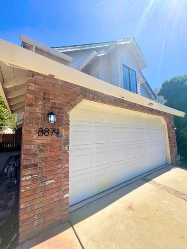 Building Photo - Darling Elk Grove Halfplex!