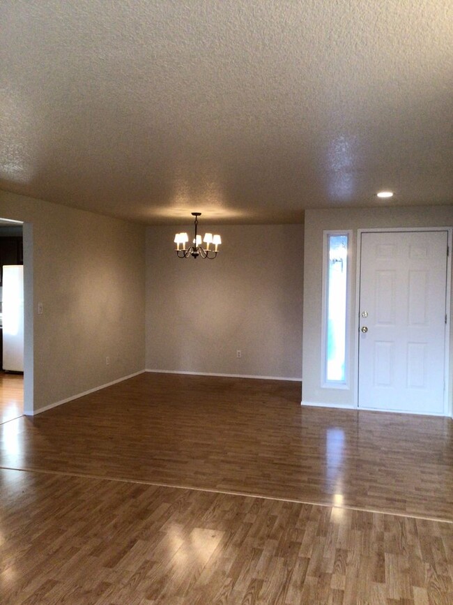 Building Photo - Spacious 3BD Ranch Style Home