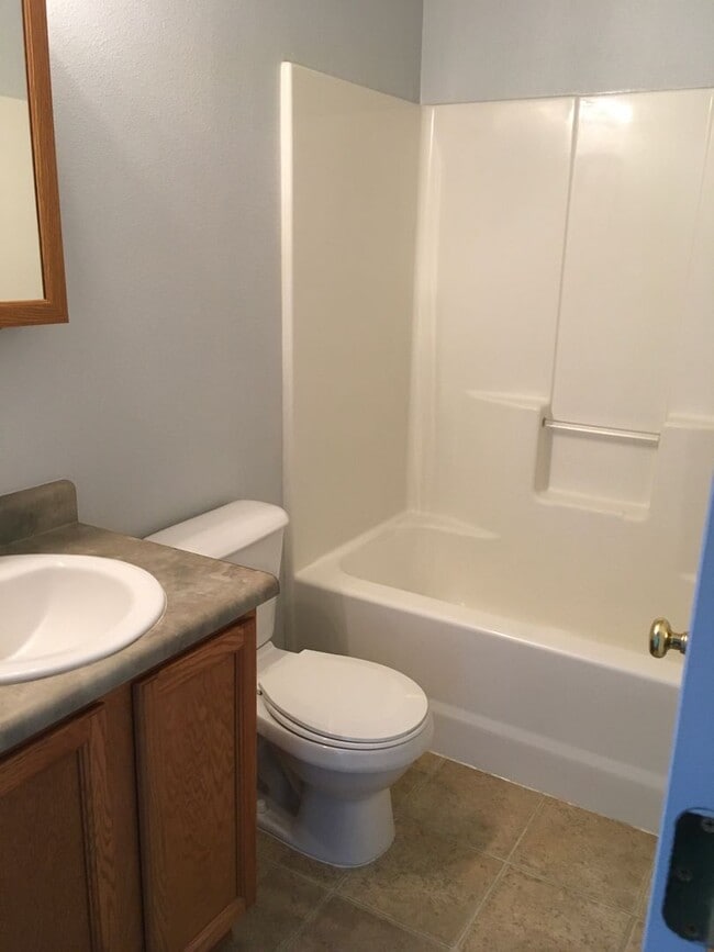 Building Photo - 3 BEDROOM, 2 BATHROOM TWIN HOME