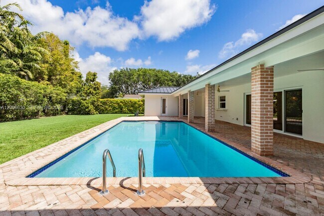 Building Photo - 13050 SW 71st Ave