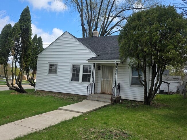 Building Photo - 427 N Henrietta Ave