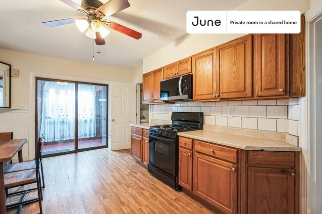 Building Photo - Private bedroom in 6 bed/2.5 bath Home