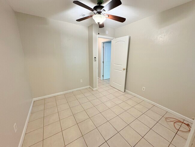 Building Photo - 3245 Mound Dr