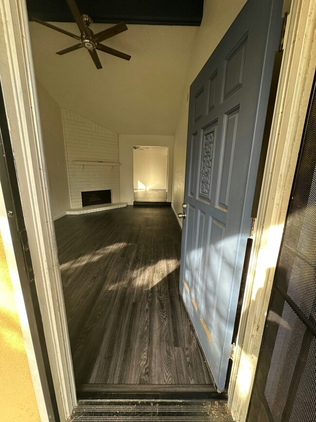 Building Photo - 9121 Nasreen Dr