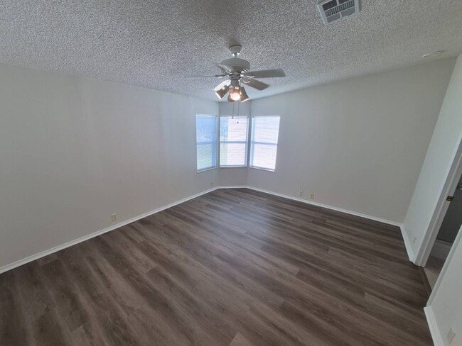 Building Photo - 2113 Sawgrass Ln