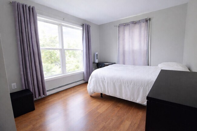 Building Photo - 605 S Aurora St