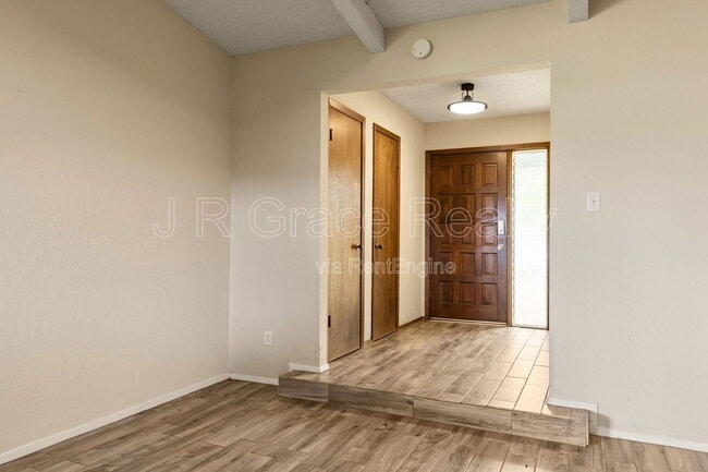 Building Photo - 429 Lindenwood Ln W