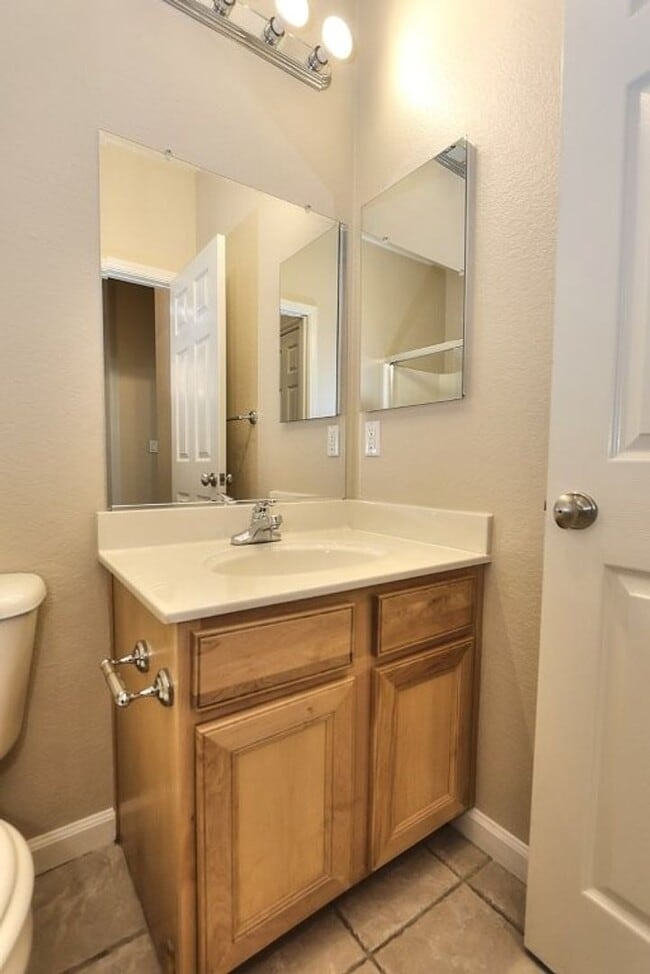 Building Photo - Beautiful 4 Bed 3 full bath Natomas Home!!