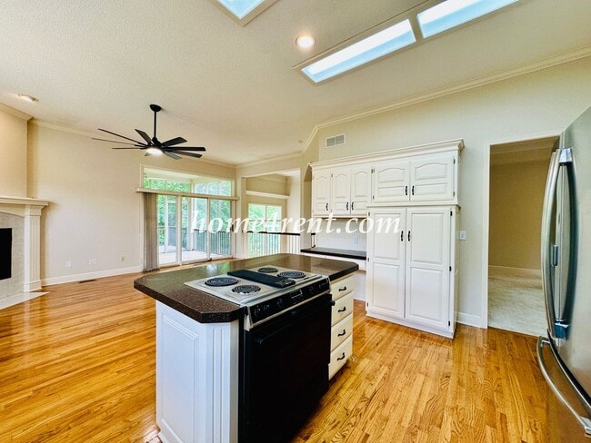 Building Photo - Exceptional 1.5 Story Home in the Prestigious Loch Lloyd Community!
