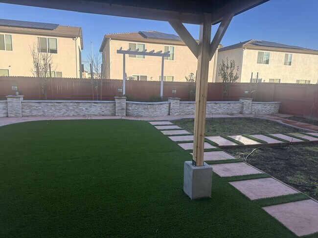 Building Photo - 1750 Yukon Territory Ave