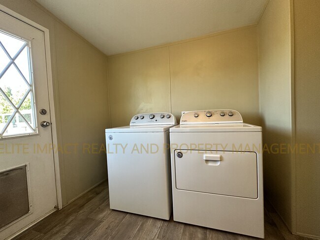 Building Photo - 1664 W Coralbrooke Dr