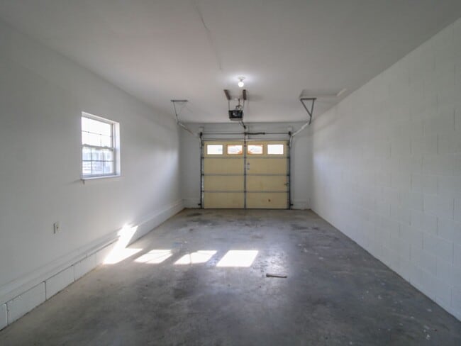 Building Photo - 130 Meadows Ln