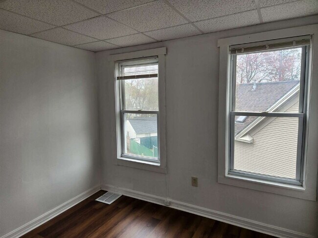 Building Photo - Spacious 4-Bedroom Apartment in Nashua, NH - Don't Miss Out!
