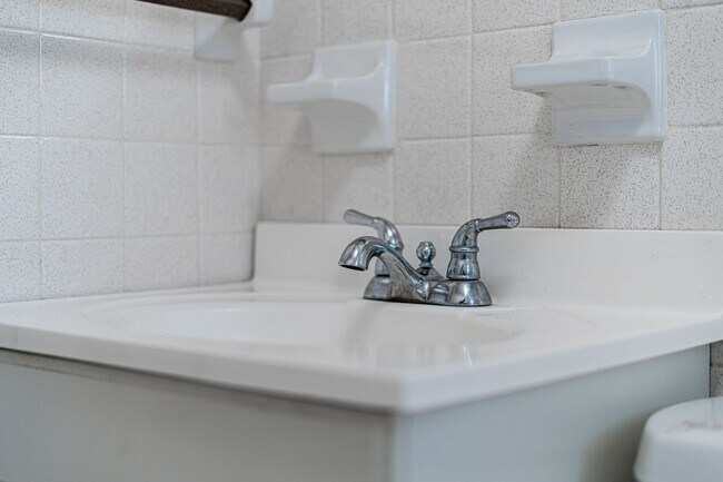 Building Photo - Charming 2/1 Home w/ Partially Fenced Yard in St. Cloud