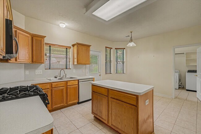 Building Photo - 10840 Sycamore Dr N