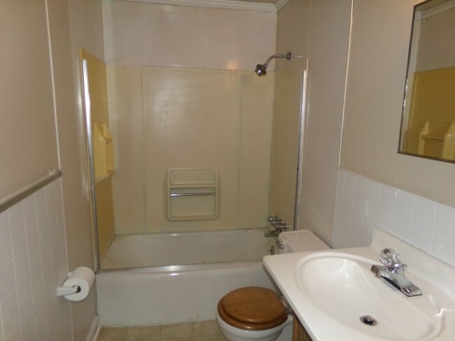 Building Photo - Newly Renovated!